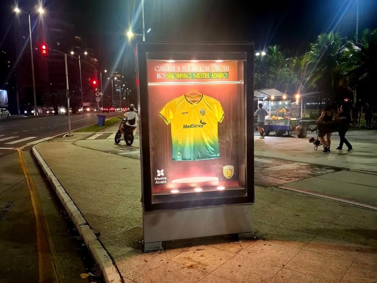 Maely Mídia OOH e Porto Vitória FC transformam abrigo de ônibus em vitrine para apresentar a nova camisa do Porto Vitória FC