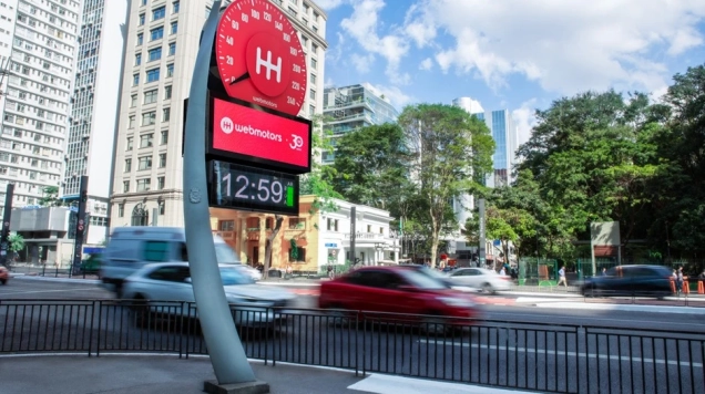 Webmotors transforma relógio de rua da Avenida Paulista em velocímetro 3D para celebrar seus 30 anos no Brasil
