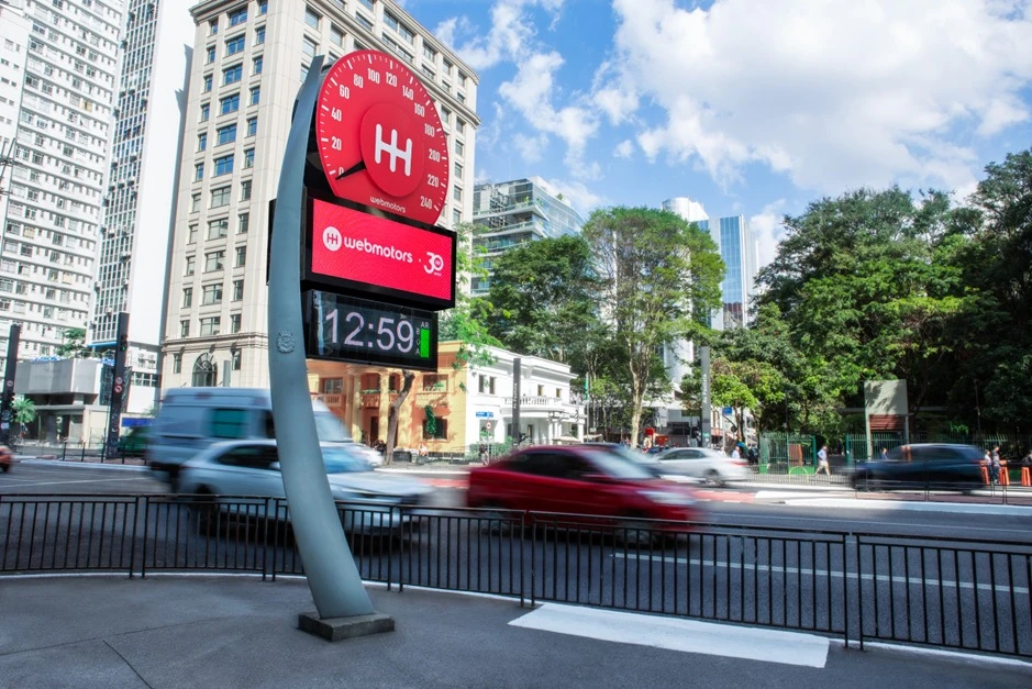 Webmotors transforma relógio de rua da Avenida Paulista em velocímetro 3D para celebrar seus 30 anos no Brasil